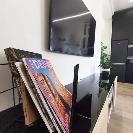 Retro In Center Apartment