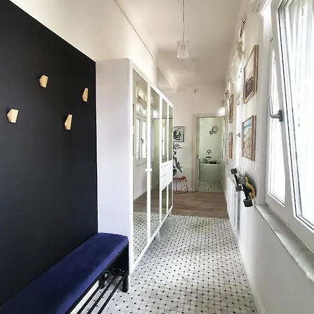 Retro In Center Apartment